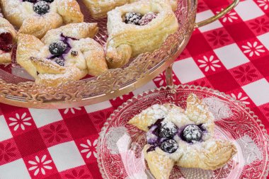 Pişmiş taze meyveler Krem Peynir hamur işleri.