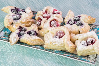 Pişmiş taze meyveler Krem Peynir hamur işleri.