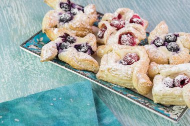 Pişmiş taze meyveler Krem Peynir hamur işleri.