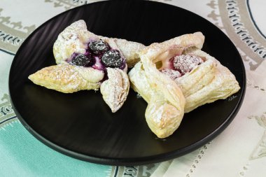 Pişmiş taze meyveler Krem Peynir hamur işleri.