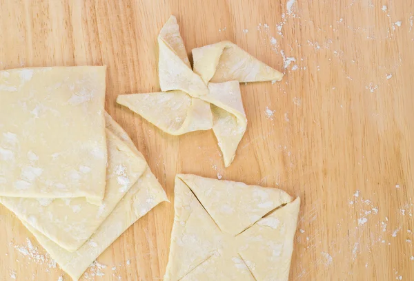 Pasta fırıldak şekil içine kesti. — Stok fotoğraf