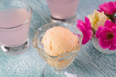 Bir kase ve pembe limonata portakal şerbeti.