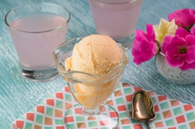 Bir kase ve pembe limonata portakal şerbeti.