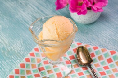 Bir cam kabın içinde portakal şerbeti.