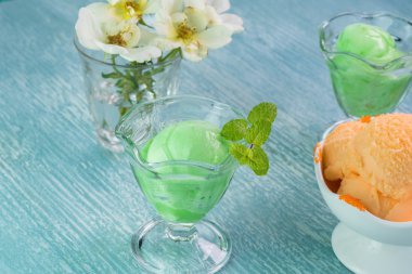 Limon ve portakal şerbeti dondurma kase.