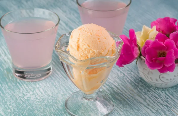 Pomarańczowy sorbet w misce i okulary różowa lemoniada. — Zdjęcie stockowe