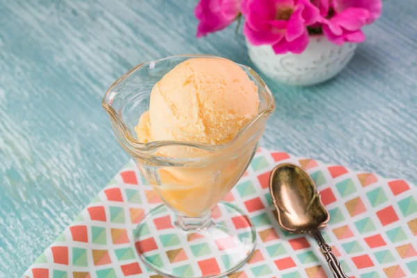 Bir cam kabın içinde portakal şerbeti.