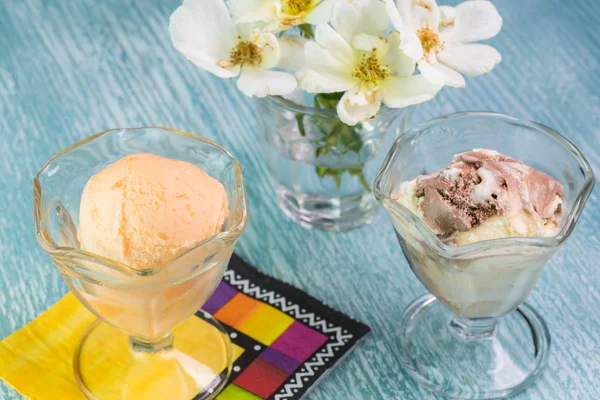 Xarope de laranja e sorvete de chocolate de baunilha em tigelas de vidro . — Fotografia de Stock