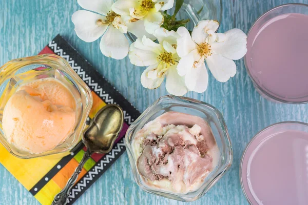 Xarope de laranja e sorvete de chocolate de baunilha em tigelas de vidro . — Fotografia de Stock