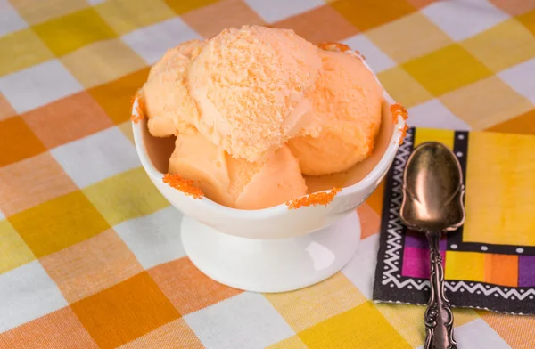 เชอร์เบทสีส้มในชามไอศกรีม . — ภาพถ่ายสต็อก