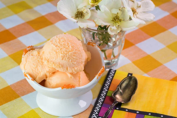 Jerbet naranja en tazón de helado . — Foto de Stock