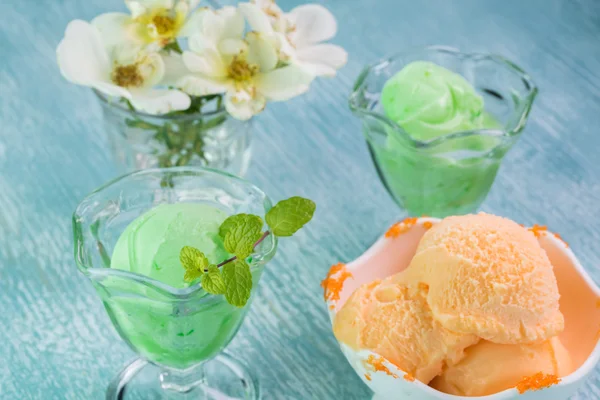 Jerbet de lima y naranja en tazones de helado . — Foto de Stock