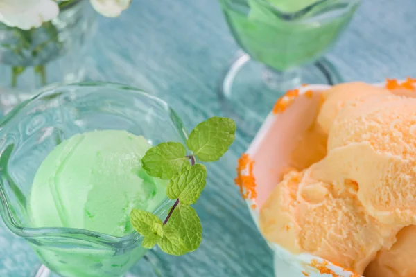 Limetten- und Orangensaft in Eisschalen. — Stockfoto