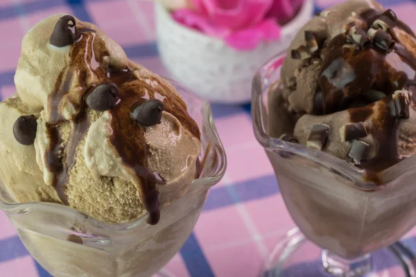 Vanille-Schokoladeneis und Kaffee-Eis mit Schokoladensirup und Schokoladenchips als Belag — Stockfoto