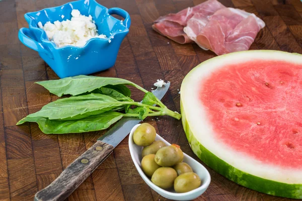 Ingredientes para pizza de sandía con queso feta desmenuzado y jamón . —  Fotos de Stock