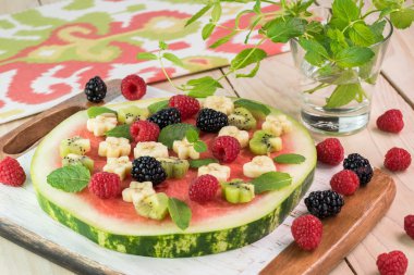 Meyve karpuz pizza taze çilek, muz, kivi ve nane ile