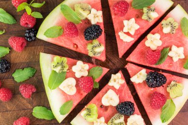 Taze çilek, muz, kivi ve nane ile kesilmiş meyve karpuz pizza.