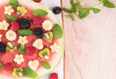 Meyve karpuz pizza taze çilek, muz, kivi ve nane ile.