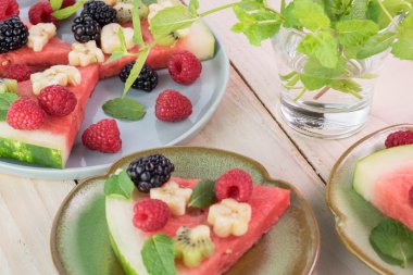 Dilim meyve karpuz pizza taze çilek, muz, kivi.