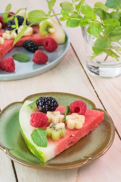 Trozo de pizza de sandía de frutas con bayas frescas, plátano, kiwi . — Foto de Stock