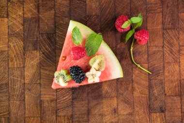 Parça meyve karpuz pizza taze çilek, muz, kivi