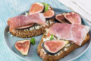 Bruschetta mavi peynir, jambon ve taze incir ile.