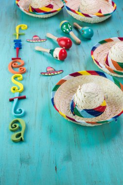 Meksika fiesta masa dekorasyonu ile renkli boyalı mektup, sombreros ve marakas.