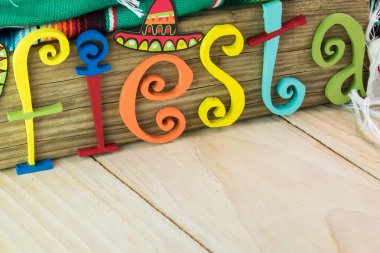 Meksika fiesta masa dekorasyonu renkli boyalı harfleri ile.