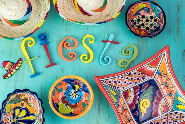 カラフルな塗装の文字、明るい陶器、ソンブレロとメキシコのフィエスタ テーブル デコレーション. — ストック写真