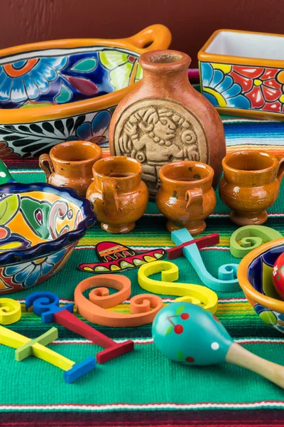 Mexikanische Fiesta Tischdekoration mit bunt bemalten Buchstaben, Maracas, heller Keramik, Karaffe mit Tassen. — Stockfoto