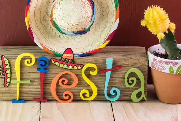 Mexická fiesta stolní dekorace barevné malované dopisy, sombrero a kaktus. — Stock fotografie