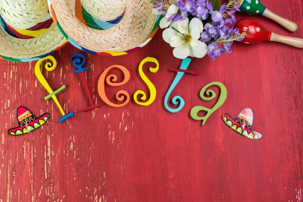 Mexican fiesta table decoration with  colorful painted letters, sombrero and maracas. — Stock Photo, Image