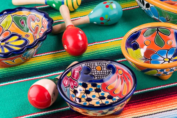 Mexikanische Fiesta Tischdekoration mit bunten mexikanischen Tischläufer, Maracas, helle Keramik. — Stockfoto