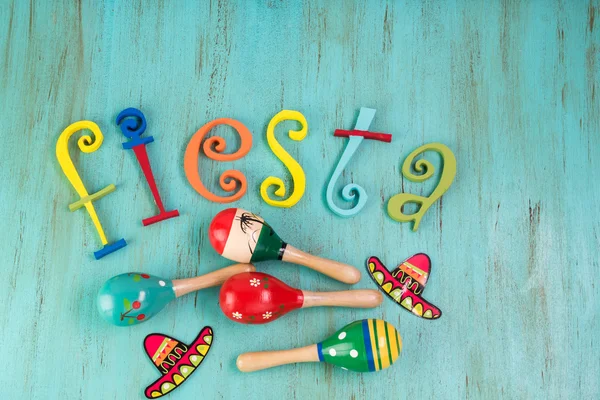 Mexikansk fiesta bordsdekoration med färgglada målade bokstäver och maracas. — Stockfoto