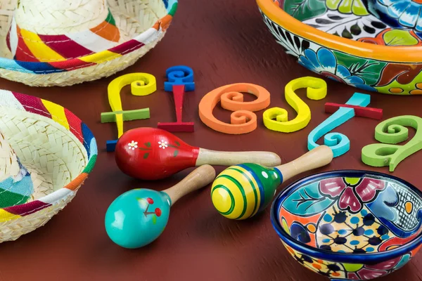 Mexikói fiesta teríték színes festett betűk, maracas, fényes kerámia. — Stock Fotó