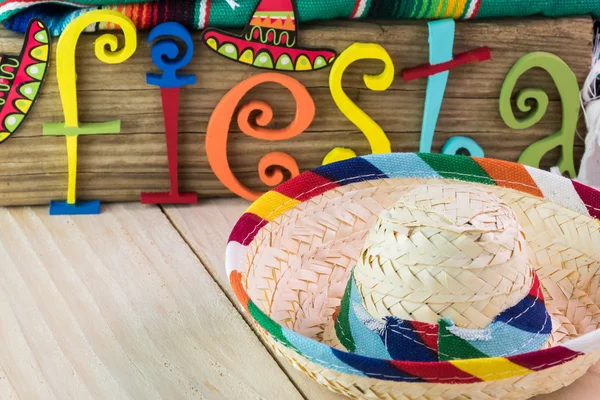 Mexikansk fiesta bordsdekoration med färgglada målade bokstäver. — Stockfoto