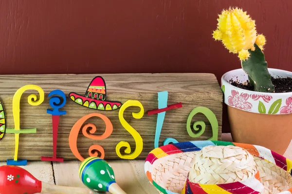 Mexikansk fiesta bordsdekoration med färgglada målade bokstäver, sombrero och cactus. — Stockfoto