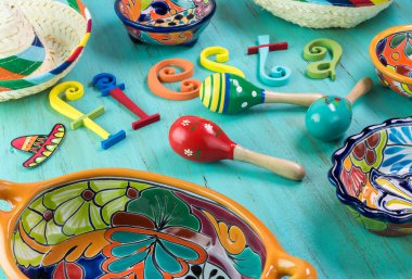 Meksika fiesta masa dekorasyonu ile renkli boyalı harfleri, marakas ve seramik. 