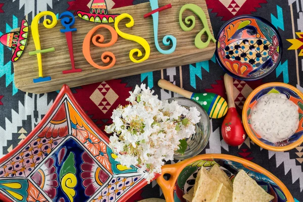 Mexikansk fiesta bordsdekoration med färgglada målade bokstäver, ljusa keramik. — Stockfoto