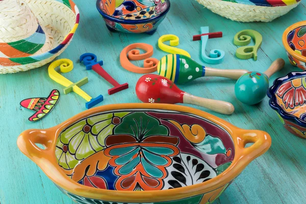 Mexikói fiesta teríték színes festett betűk, fényes kerámia. — Stock Fotó