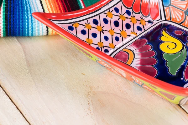 Mexikói fiesta teríték színes világos kerámia. — Stock Fotó