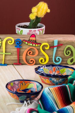 Meksika fiesta masa dekorasyonu renkli boyalı harfleri ile, 