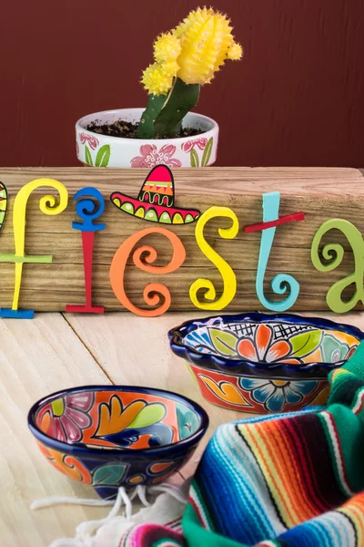 Mexikansk fiesta bordsdekoration med färgglada målade bokstäver, — Stockfoto