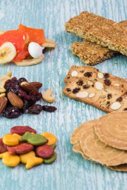 Çeşitli aperatifler. Tatlı tropikal somun iz mix, granola barlar, g