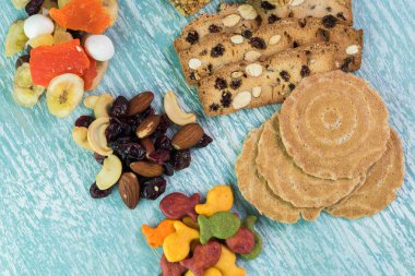 Çeşitli aperatifler. Tatlı tropikal somun iz mix, granola barlar, g