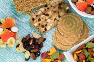 Çeşitli aperatifler. Tatlı tropikal somun iz mix, granola barlar, g