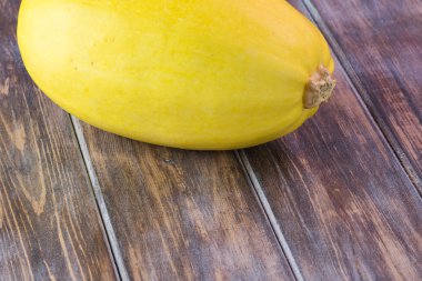 Pişmemiş spagetti squash.