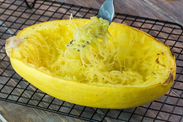 Kavrulmuş spagetti squash.