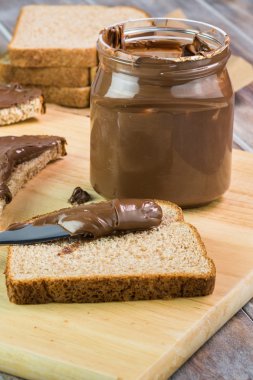 Çikolatalı fındık yayıldı.