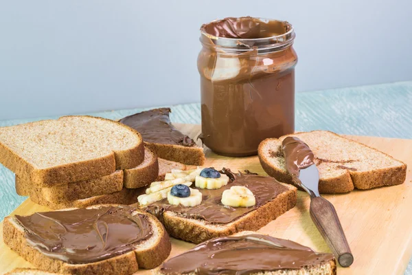 Çikolatalı fındık yayıldı.